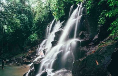 air terjun Kanto Lampo Ubud dengan batu bertingkat yang unik