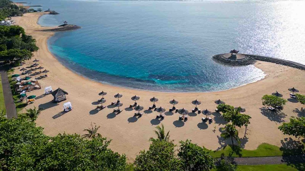 wisatawan menikmati liburan santai di Bali dengan pemandangan tropis