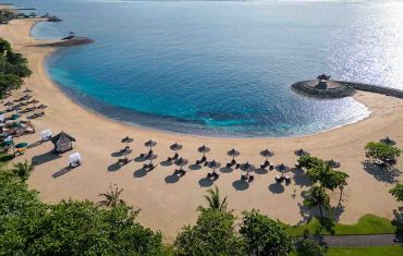 wisatawan menikmati liburan santai di Bali dengan pemandangan tropis