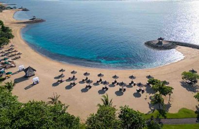 wisatawan menikmati liburan santai di Bali dengan pemandangan tropis