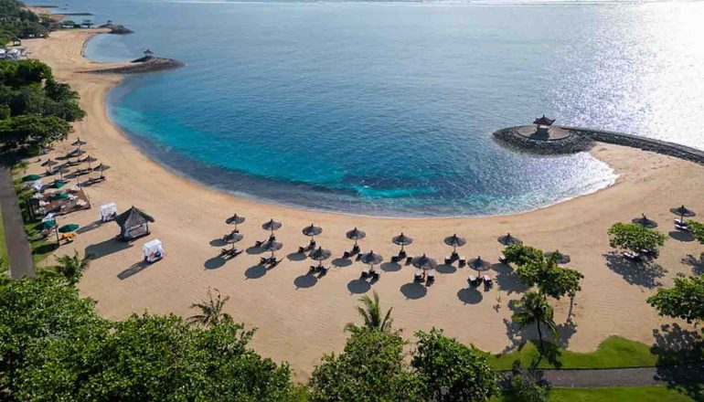 wisatawan menikmati liburan santai di Bali dengan pemandangan tropis