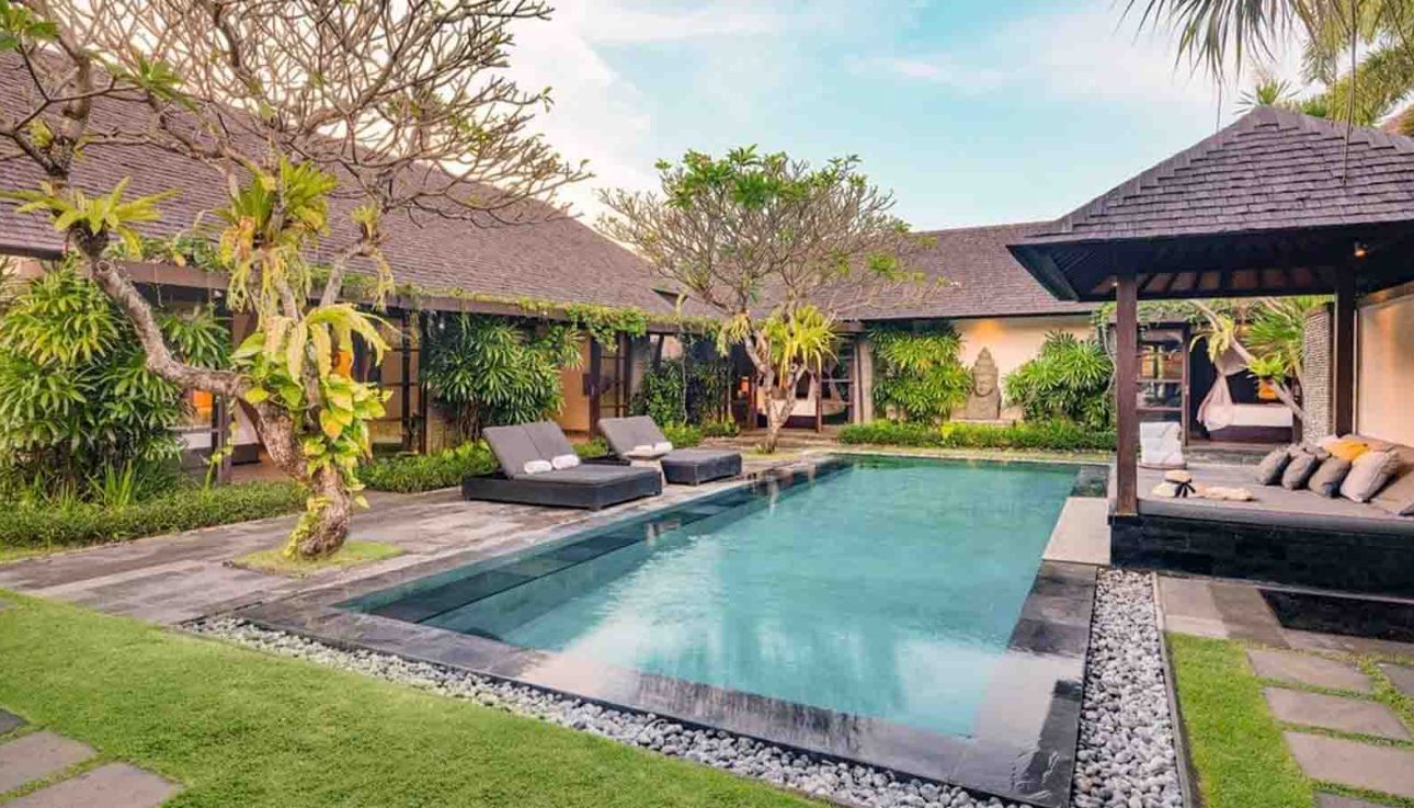 villa private pool Seminyak viral 2026 dengan desain modern tropis dan kolam renang pribadi