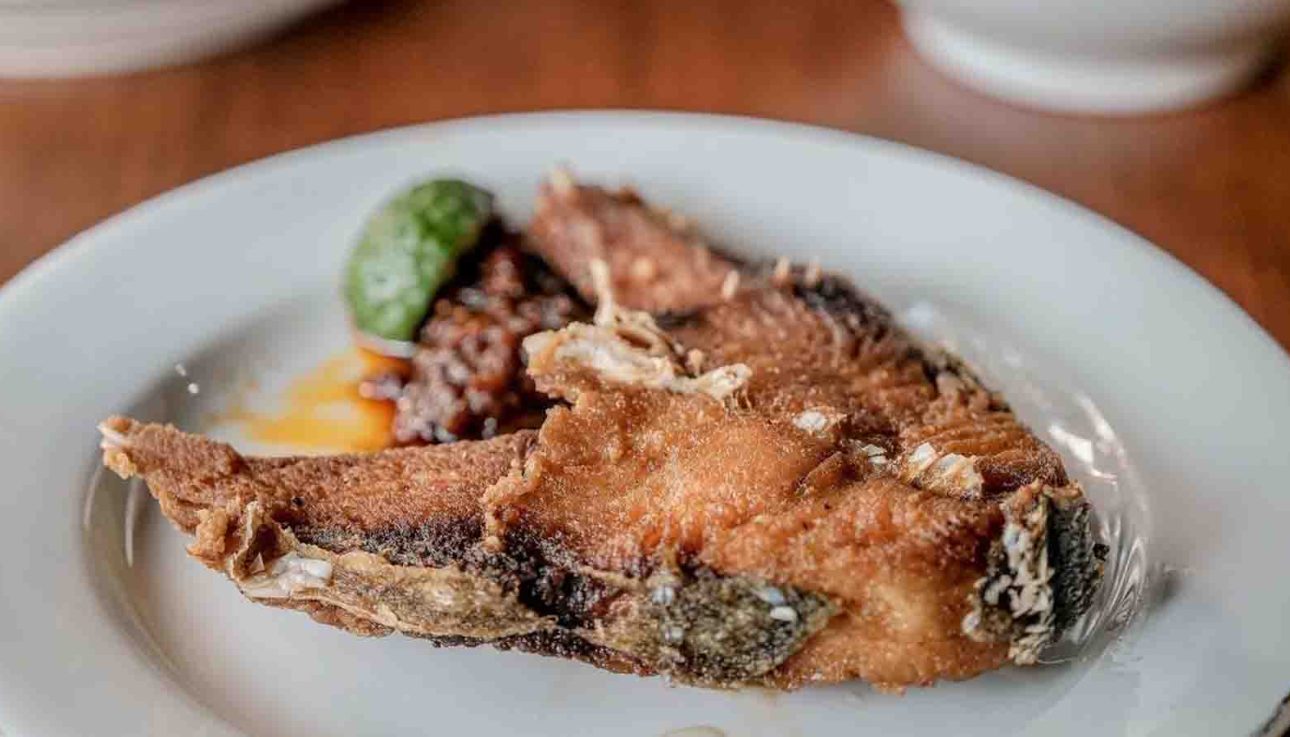 Warung Mak Beng Sanur dengan menu sup ikan kuah kuning dan ikan goreng legendaris