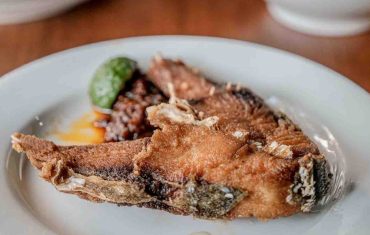 Warung Mak Beng Sanur dengan menu sup ikan kuah kuning dan ikan goreng legendaris