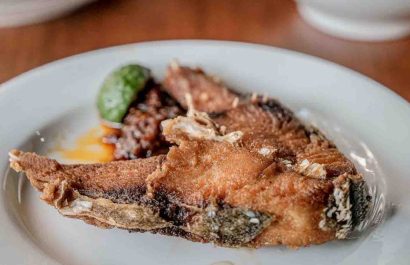 Warung Mak Beng Sanur dengan menu sup ikan kuah kuning dan ikan goreng legendaris