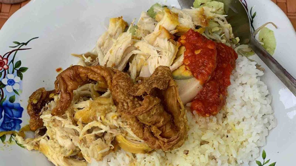 Warung Nasi Bali Men Weti Sanur dengan porsi nasi campur khas Bali