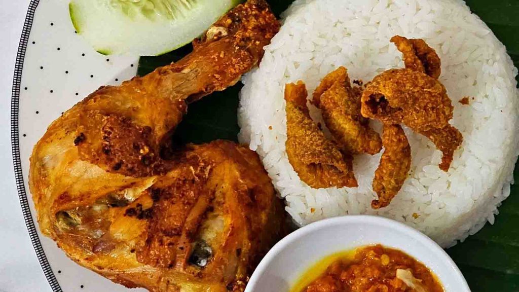 Warung Muslim Moro Seneng Bali dengan ayam goreng dan lalapan khas