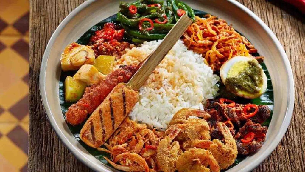 nasi campur Bali lengkap di Warung Wardani dengan lauk ayam betutu dan sate lilit