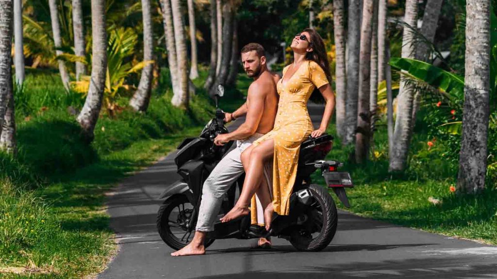 wisatawan menggunakan sewa motor di Bali untuk eksplor pantai dan hidden gem