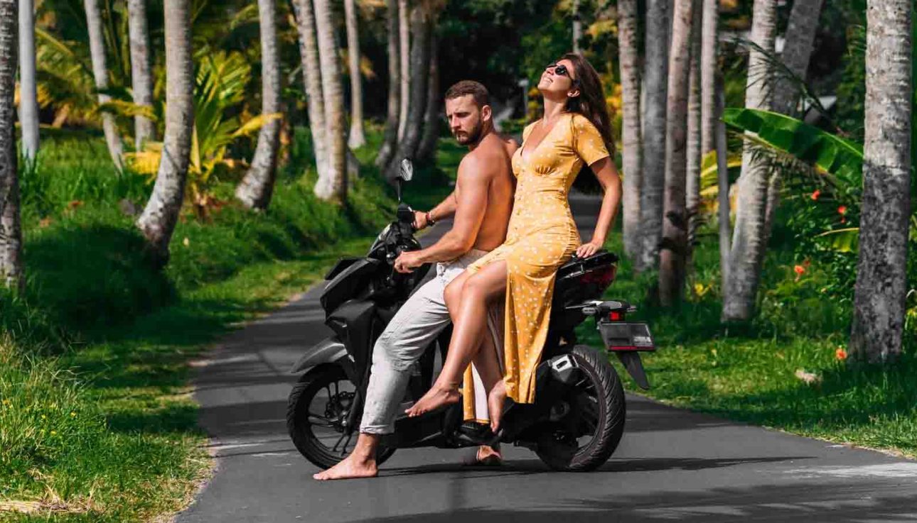 wisatawan menggunakan sewa motor di Bali untuk eksplor pantai dan hidden gem