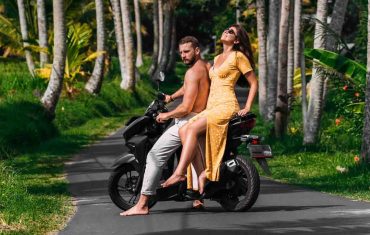 wisatawan menggunakan sewa motor di Bali untuk eksplor pantai dan hidden gem