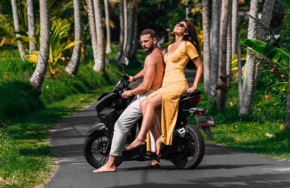 wisatawan menggunakan sewa motor di Bali untuk eksplor pantai dan hidden gem